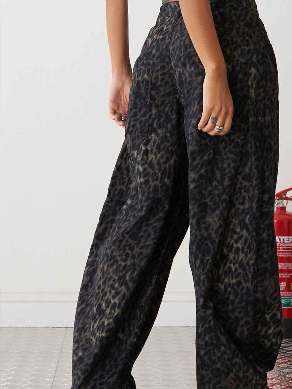 Reclaimed Vintage dark leopard print barrel leg pants - Picture 3 of 5